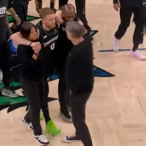 澳门新葡京-迪温琴佐常规赛打满82场，季后赛G4仅出战1分钟受伤离场